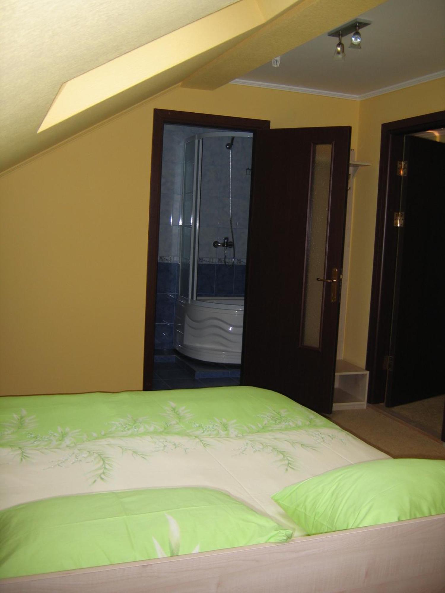 Premier Club Hotel Chernivtsi Bagian luar foto