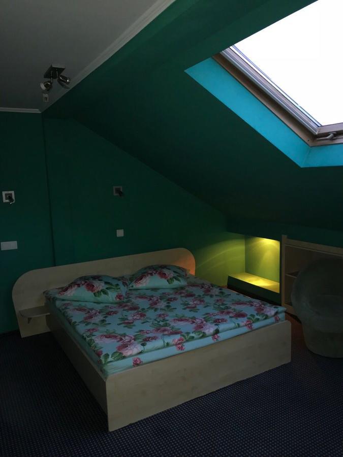 Premier Club Hotel Chernivtsi Bagian luar foto